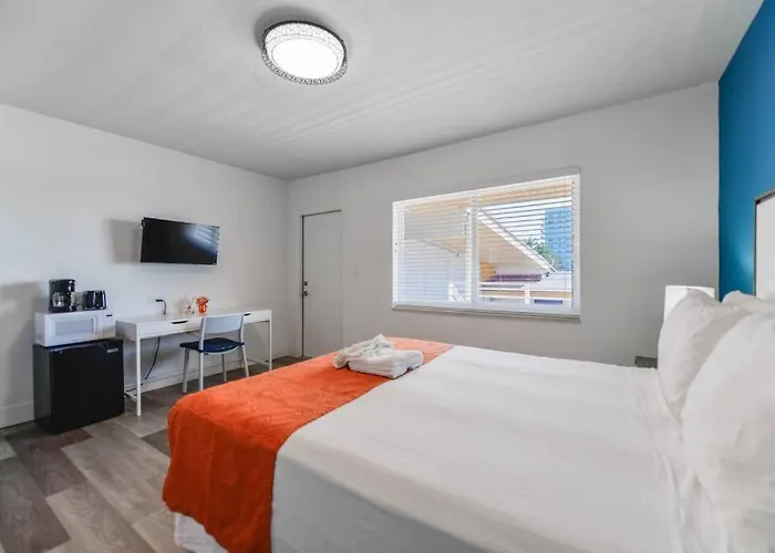 Comfortable Beachfront Studio With Pool! -M32