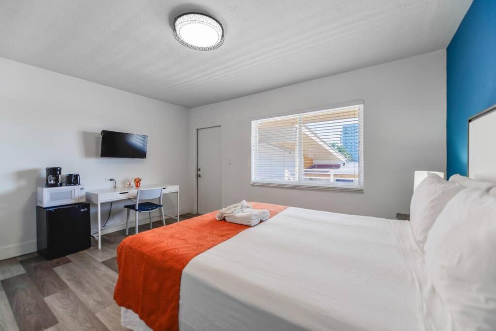 Comfortable Beachfront With Pool! -m32 * Hollywood
