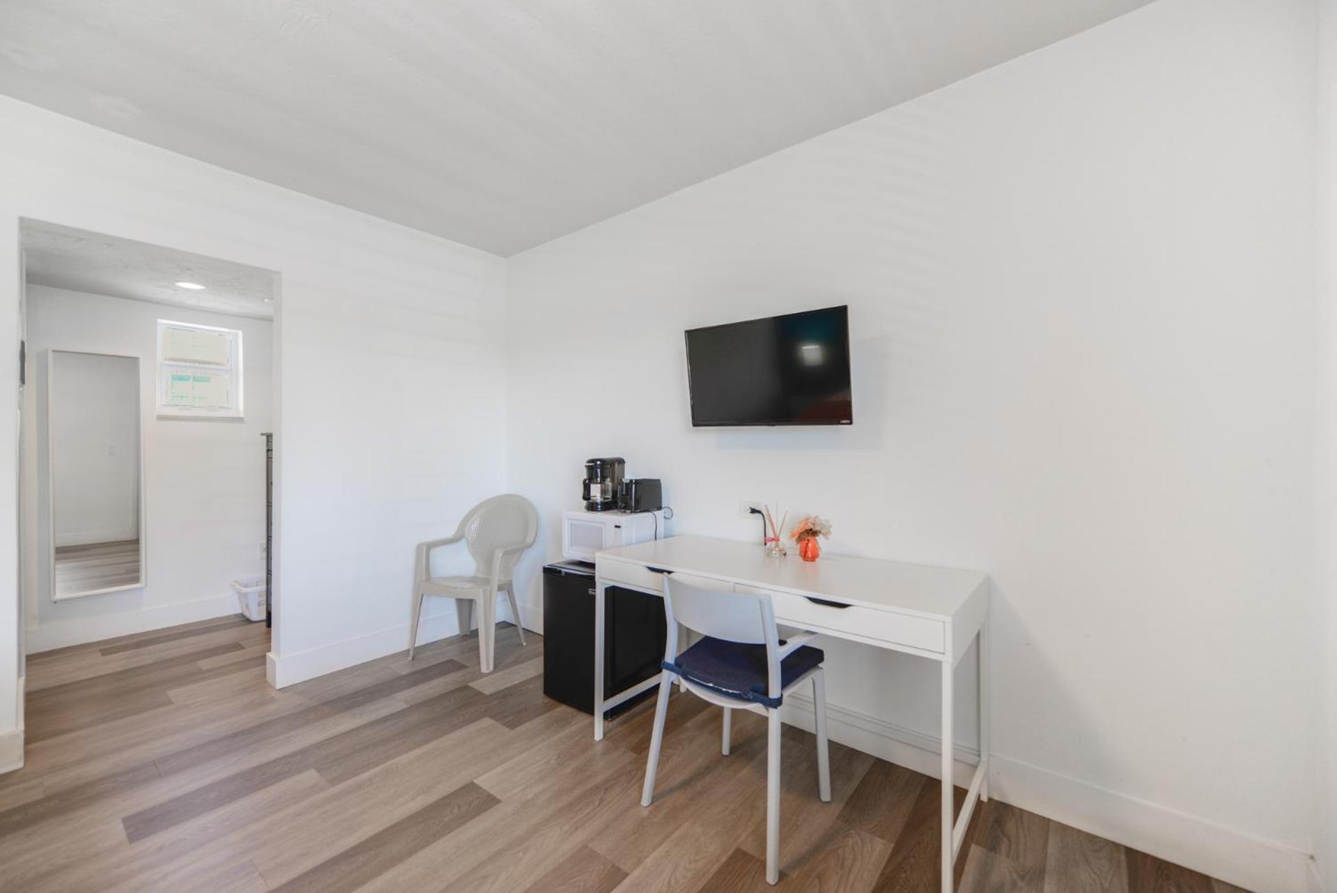 Comfortable Beachfront With Pool! -m32 Hollywood