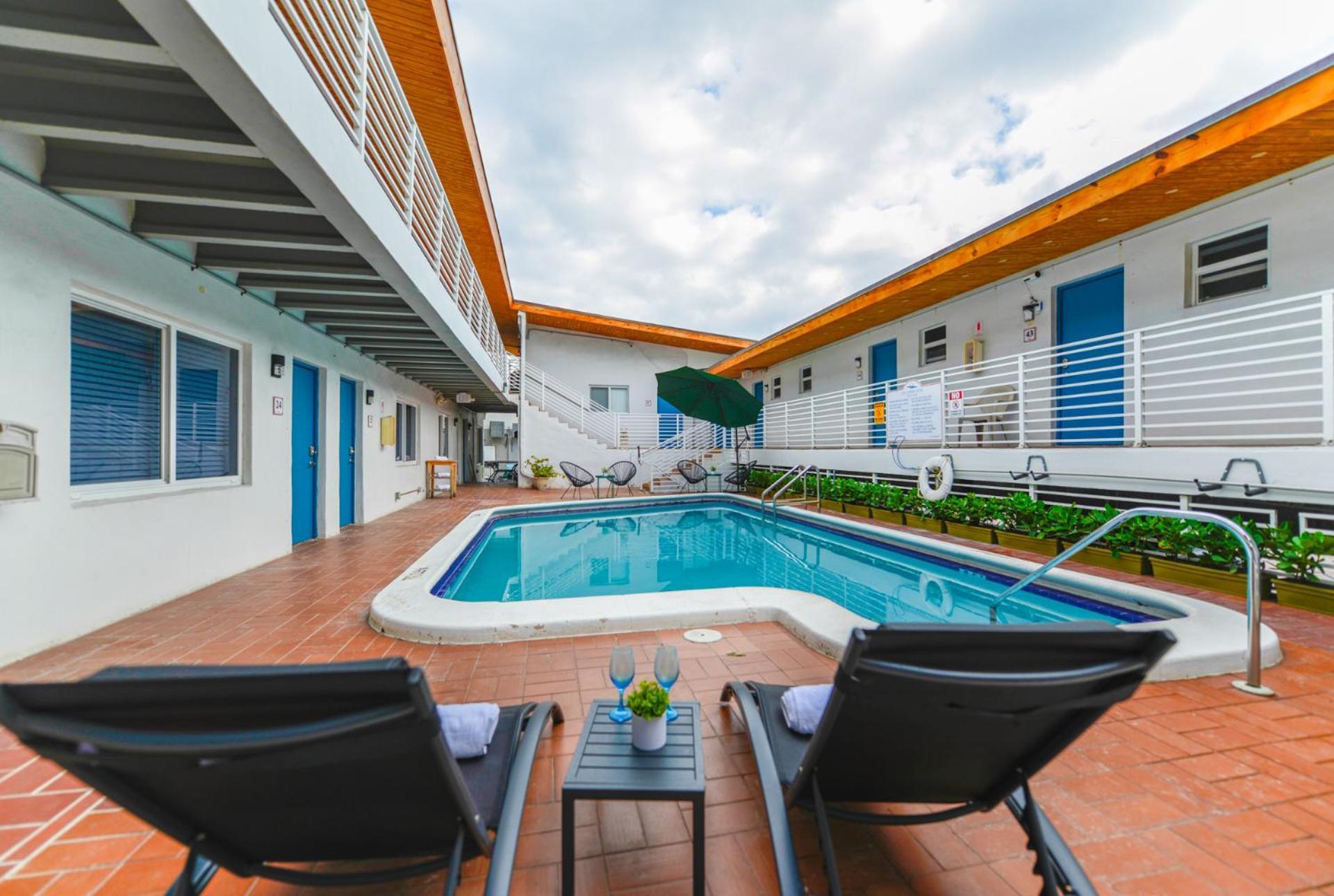 Comfortable Beachfront With Pool! -m32 Apartment *